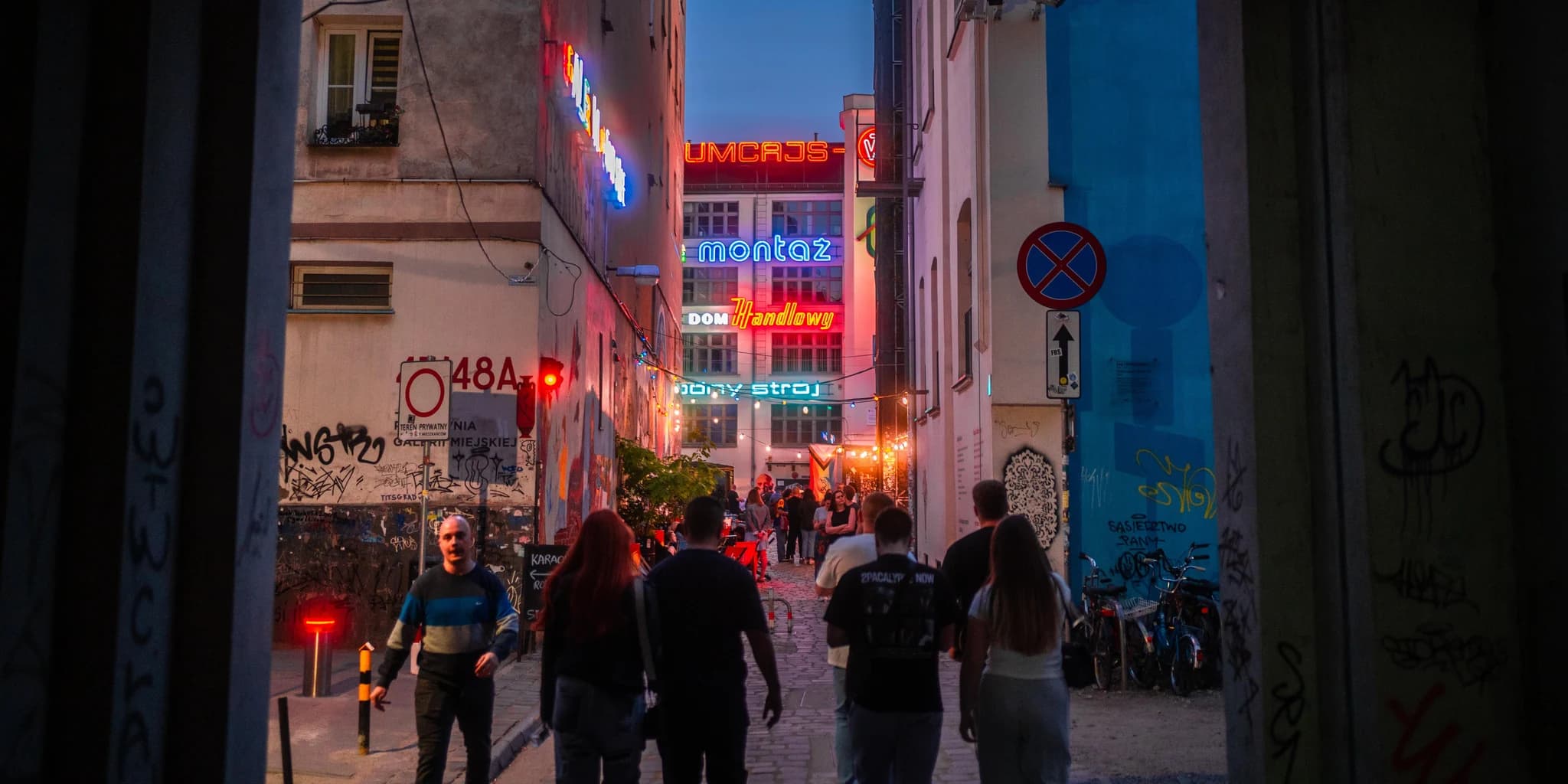 Street / reportage moment (photograph)