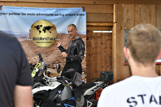 Marc Collins bei der Fahrerbesprechung vor dem MotoWorldTours-Banner.